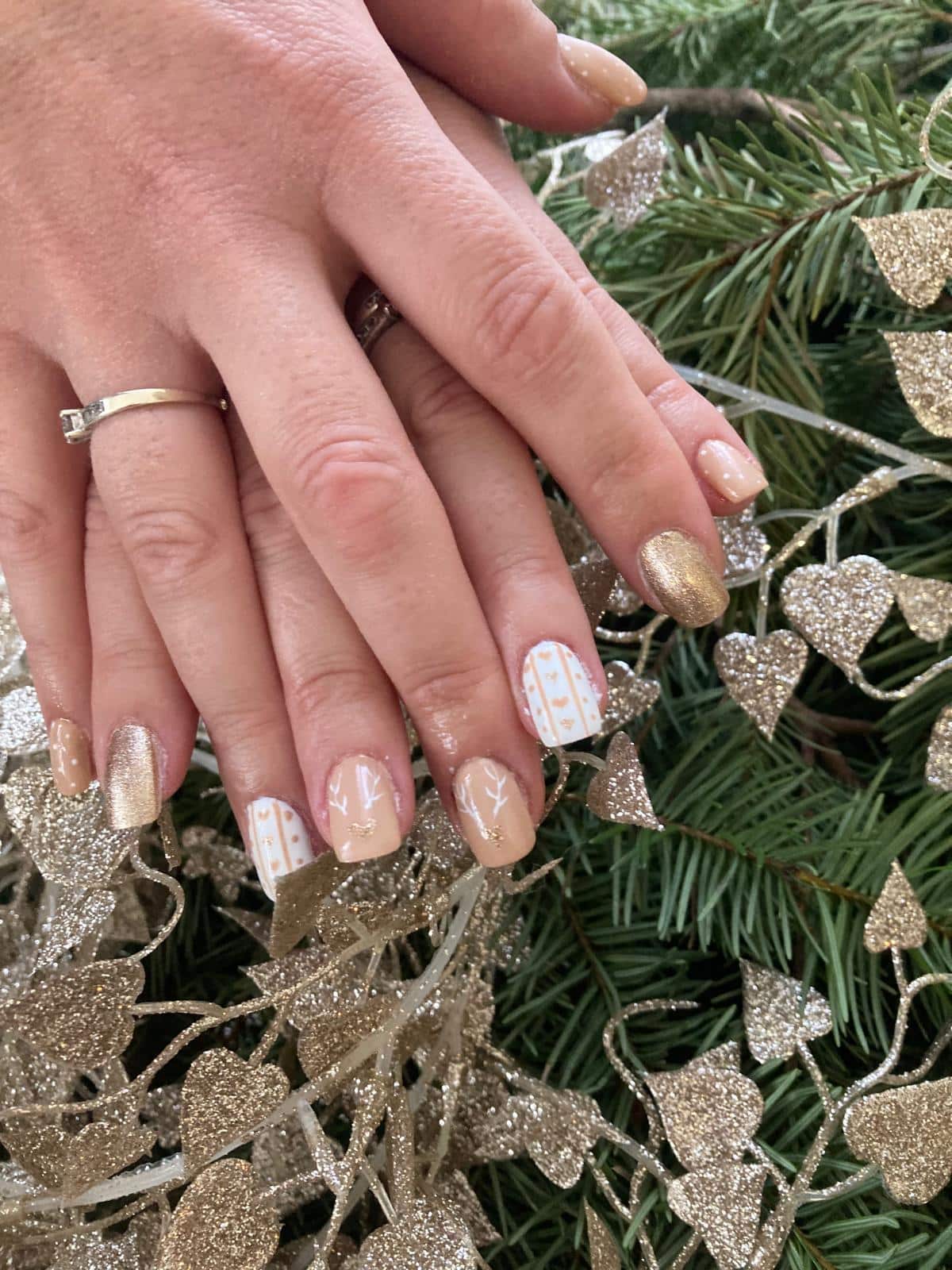 Pose de gel avec décoration coeurs et paillettes