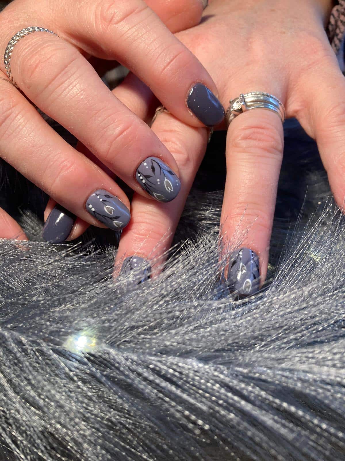 Gel gris et nail art fleuri
